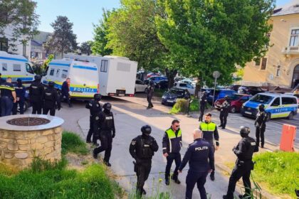 galerie fotovideo mascatii au impanzit palatul de justitie baietii din km 4 5 adusi la instanta 6a0c035da39d4