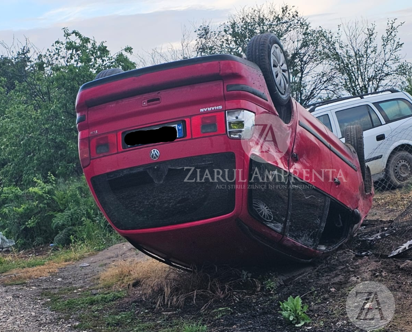 grav accident in comuna ostrov un autoturism cu numere de polonia a fost proiectat intr un stalp dupa ce a lovit o alta masina 6a0a0fb359f9f