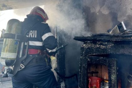 incendiu la un spatiu comercial de pe strada stefan cel mare mai multe persoane evacuate 6a00377b70858