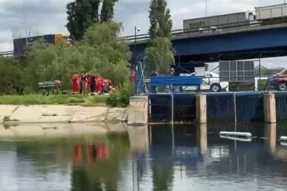 interventie pentru salvarea a doi copii cazuti intr un lac din chitila au fost scosi din apa si sunt transportati la spital 6a05ba6bb4189