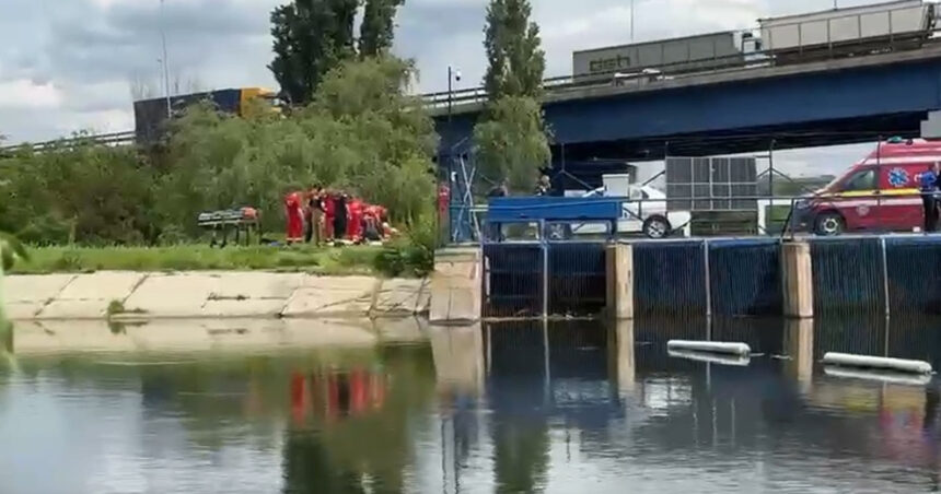 interventie pentru salvarea a doi copii cazuti intr un lac din chitila au fost scosi din apa si sunt transportati la spital 6a05ba6bb4189