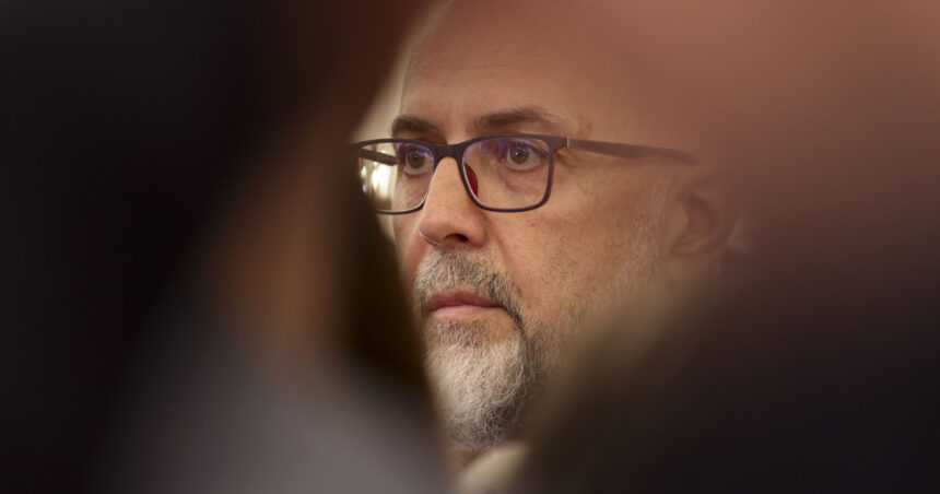 kelemen hunor pnl usr psd s au legat de cate un stalp cum se vor misca de la acel stalp vom vedea ar trebui sa mai cedeze 6a0218be83de9