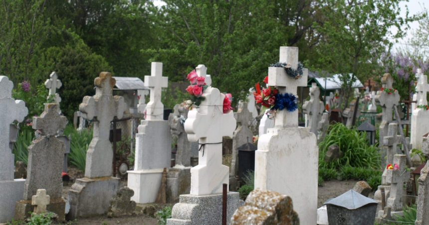 o batrana din ploiesti a ramas fara 70 000 de lei dupa ce doi barbati s au dat drept inspectori de cimitir si au santajat o 69f5d6d5e22dc