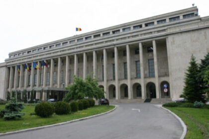 palatul victoria iluminat sambata in culorile uniunii europene mesajul guvernului de 9 mai 69ff14fc6dba3