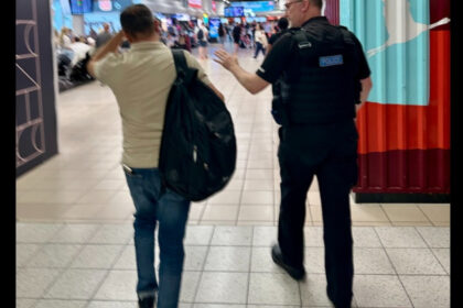 pasagerul unei curse aeriene londra luton bacau dat jos din avion dupa ce a furat ochelari de soare din duty free 6a18b884bc489