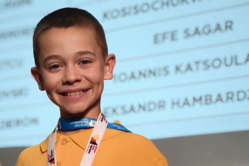 pe podiumurile lumii elevul iustin petcu pune orasul navodari pe harta internationala a cucerit 5 medalii la matematica si limba engleza 69f65ebe2e60a