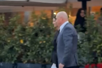 premierul ilie bolojan aplaudat in cetatea oradea la iesirea dintr un restaurant 6a00b734cdac3