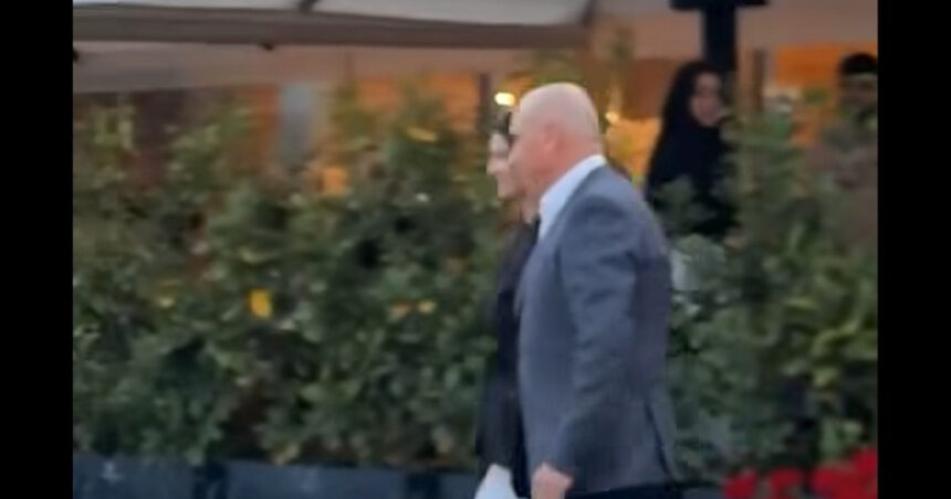 premierul ilie bolojan aplaudat in cetatea oradea la iesirea dintr un restaurant 6a00b734cdac3