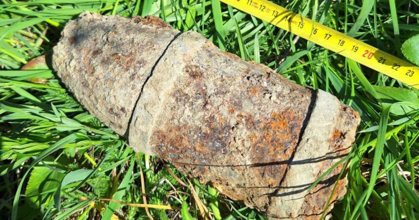 proiectil exploziv descoperit de un barbat in timp ce sapa in curte la botosani 69f485574e890
