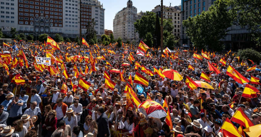 proteste in madrid la resedinta premierului pedro sanchez manifestantii au fortat cordonul de securitate 6a11beb8a3e17