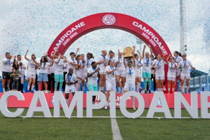 sarbatoare in alb albastru fetele de la farul au primit trofeul campioanei 6a1be0cb3ae98