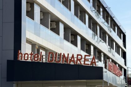se demoleaza hotelul dunarea noul proprietar a solicitat un certificat de urbanism pentru un nou proiect turistic 6a07a1e4dd4bd