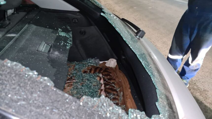 spaima cartierului icil care distrugea masini cu lopata a iesit din puscarie si a distrus alte masini 69fd044cf355c
