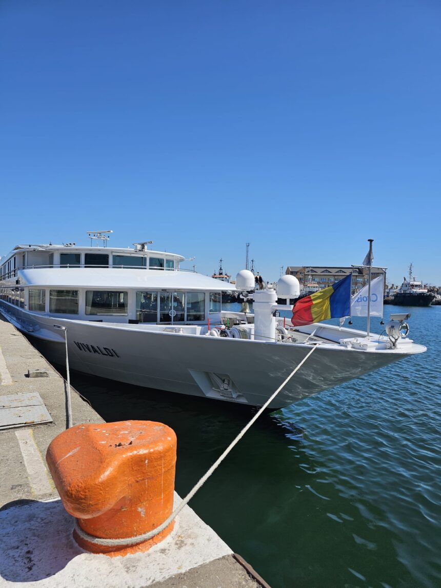 sute de turisti internationali de pe o nava fluviala viziteaza astazi constanta 69f851a8959ea