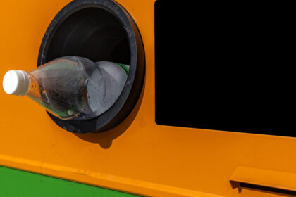 un barbat a stabilit un nou record in sistemul de reciclare dupa ce a introdus 8 000 de sticle in opt ore 6a15e0cc79252