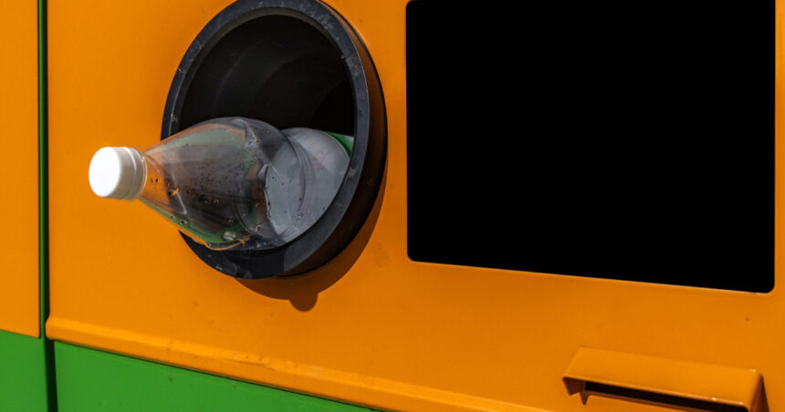 un barbat a stabilit un nou record in sistemul de reciclare dupa ce a introdus 8 000 de sticle in opt ore 6a15e0cc79252