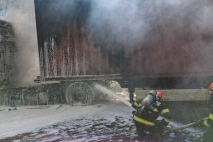 un tir incarcat cu 2 tone de hartie a luat foc pe dn 7 pompierii au stins flacarile dar cabina camionului si hartia au ars complet 69f775d6d3932