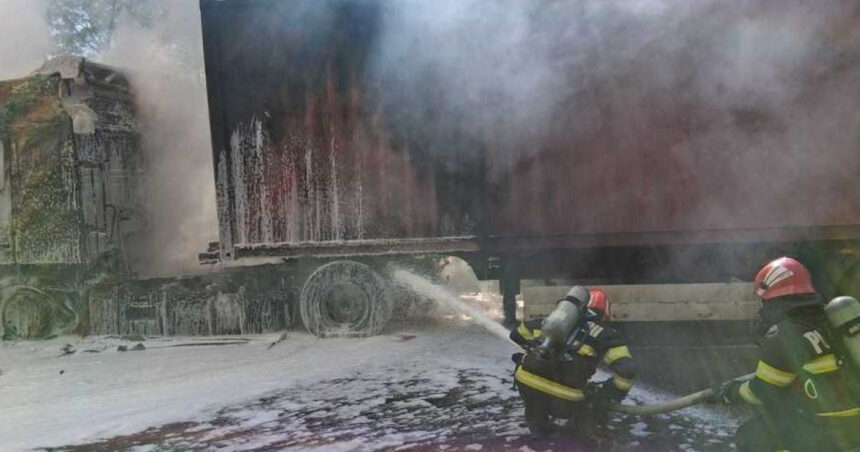 un tir incarcat cu 2 tone de hartie a luat foc pe dn 7 pompierii au stins flacarile dar cabina camionului si hartia au ars complet 69f775d6d3932