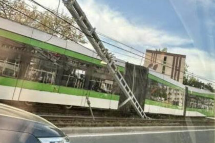 un tramvai a deraiat pe strada valea cascadelor din capitala patru persoane au fost duse la spital 69fcc2e0ebc37