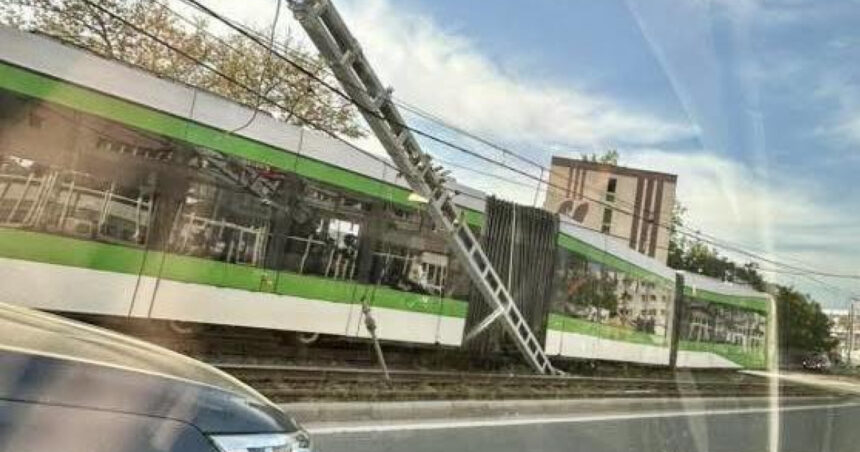 un tramvai a deraiat pe strada valea cascadelor din capitala patru persoane au fost duse la spital 69fcc2e0ebc37