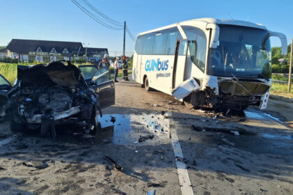 video accident grav intre un autocar care transporta mineri si un autoturism unul dintre soferi ar fi adormit la volan 6a1aa13668abd