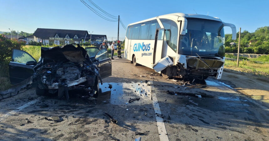 video accident grav intre un autocar care transporta mineri si un autoturism unul dintre soferi ar fi adormit la volan 6a1aa13668abd