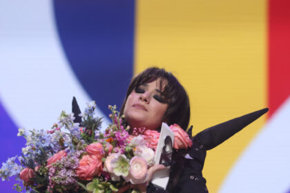 video alexandra capitanescu primele declaratii la intoarcerea acasa artista a fost intampinata cu aplauze la aeroport 6a09dcb521f26