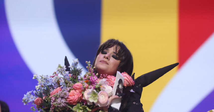 video alexandra capitanescu primele declaratii la intoarcerea acasa artista a fost intampinata cu aplauze la aeroport 6a09dcb521f26