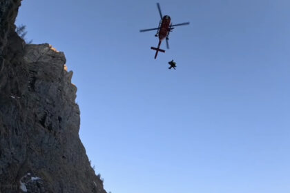 video au avut mare noroc doi turisti din capitala salvati dupa ce au cazut 100 de metri intr o rapa din masivul caraiman 6a13090f24083