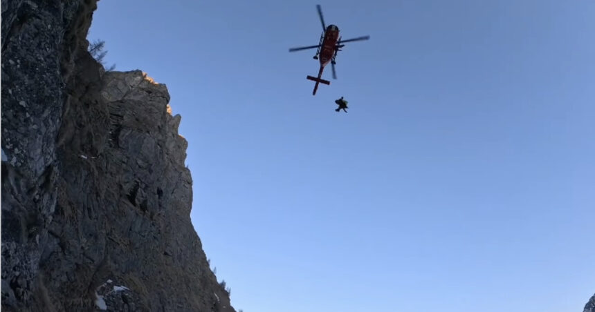 video au avut mare noroc doi turisti din capitala salvati dupa ce au cazut 100 de metri intr o rapa din masivul caraiman 6a13090f24083