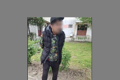 video autorul unor desene graffiti intr o statie ct bus identificat si amendat de politia locala 6a01b2aace10e