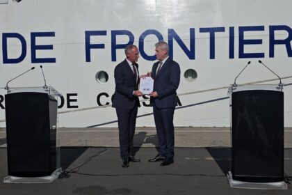 video constanta ministrul austriac de interne a predat romaniei un koson din aur dacic moneda recuperata prin cooperarea politiei celor doua tari 6a15bf78da210