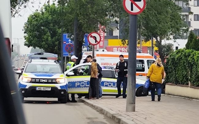 video constanta pieton lovit de un autoturism la intersectia dintre soseaua mangaliei si strada salciilor 6a0fe9574cff1