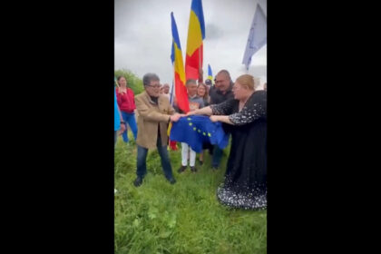 video diana sosoaca a sfasiat drapelul ue de ziua europei in aceeasi zi a fost a fost la ambasada rusiei 6a00352478672