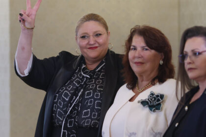 video diana sosoaca circ la palatul cotroceni in ziua consultarilor cu nicusor dan este ca mi sta bine aici 6a0b1afea562d