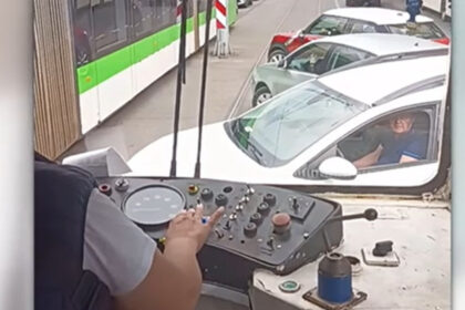 video exasperata de circulatia din bucuresti o femeie s a dat jos din tramvai si a facut ordine in trafic doamna hai dati va sa trecem 6a1034d309fee