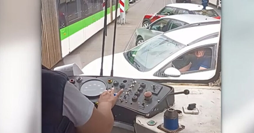 video exasperata de circulatia din bucuresti o femeie s a dat jos din tramvai si a facut ordine in trafic doamna hai dati va sa trecem 6a1034d309fee