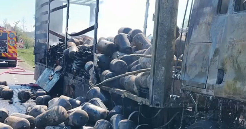 video imagini cu un tir incarcat cu butelii goale care a luat foc pe dn6 incendiul a fost lichidat 69f7803e109b3