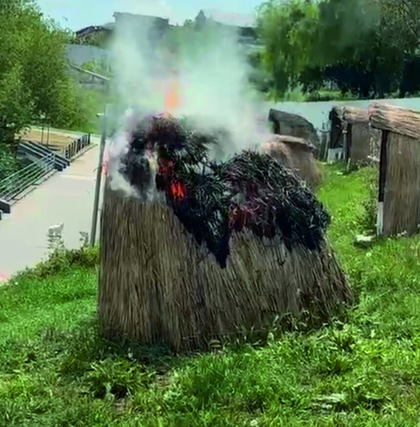 video incendiu provocat intentionat pe faleza din ovidiu primaria condamna actul de vandalism a patru tinere 6a0d4658daa31