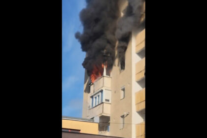 video incendiu puternic intr un bloc din arad zeci de persoane s au autoevacuat dupa ce un apartament a luat foc 6a0c1d2c18b79