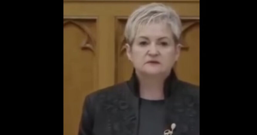 video o deputata a depus juramantul in limba romana in parlamentul de la budapesta lider udmr cum s ar umfla in pene sovinii la noi 6a009794cbd2b