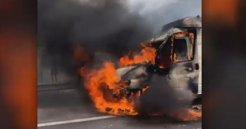 video o duba a luat foc in mers pe autostrada a1 sensul spre pitesti circulatia a fost blocata zeci de minute 69f6404fe44c5