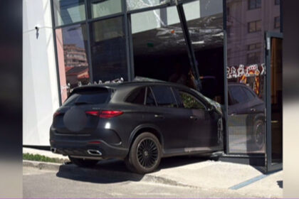video o soferita de 71 de ani din galati a intrat cu masina intr un bancomat si a accidentat o femeie 6a084bd9ab3e8