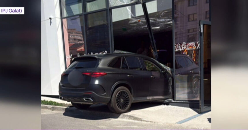 video o soferita de 71 de ani din galati a intrat cu masina intr un bancomat si a accidentat o femeie 6a084bd9ab3e8