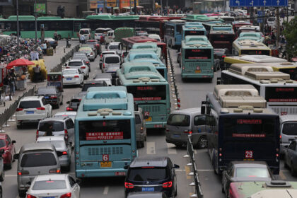 video tragedie in china 13 morti dupa ce un microbuz s a ciocnit de un camion pe o autostrada din henan 6a17f7452e083