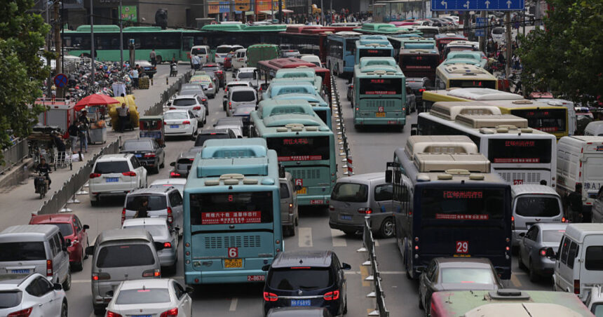 video tragedie in china 13 morti dupa ce un microbuz s a ciocnit de un camion pe o autostrada din henan 6a17f7452e083