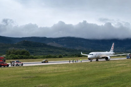 video un airbus a220 cu 130 de pasageri a derapat de pe pista pe aeroportul din split croatia 6a08a03eed4ee