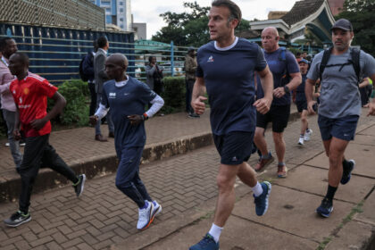 videofoto macron alergare matinala pe strazile din nairobi impreuna cu dublul campion olimpic kipchoge inaintea summitului africa forward 6a01d40b63f98