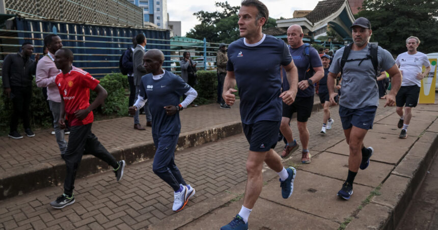 videofoto macron alergare matinala pe strazile din nairobi impreuna cu dublul campion olimpic kipchoge inaintea summitului africa forward 6a01d40b63f98