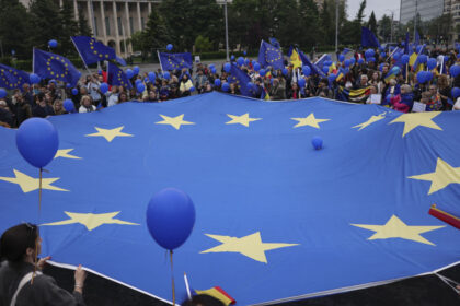 videofoto sute de oameni s au strans la un mars de ziua europei in centrul capitalei manifestantii au ajuns in piata victoriei 69ff7ad37a83c